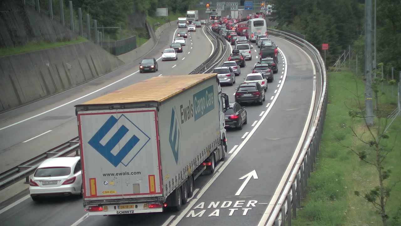 Die bekannte Blechkolonne zum Ferienbeginn am Gotthard.