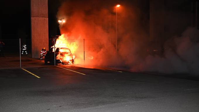 Zwei Privatautos von Polizisten in Flammen – «ermitteln wegen Brandstiftung»