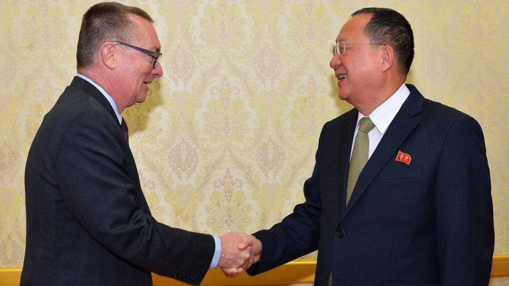 Nordkoreas Aussenminister Ri Yong Ho (r) mit Uno-Untergeneralsekretär Jeffrey Feltman in Pjöngjang (Archiv)