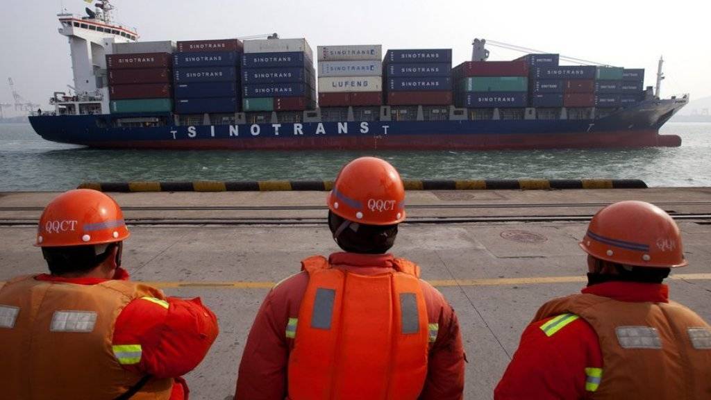 Ein Frachter mit Containern im Hafen der westchinesischen Stadt von Qingdao. (Archiv)