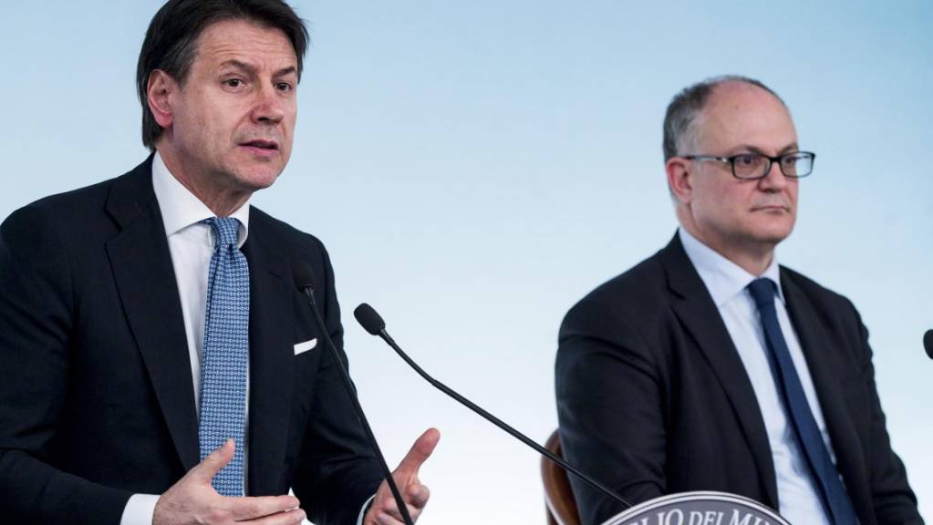 Ein «notwendiges Opfer»: Italiens Ministerpräsident Giuseppe Conte (links) und Wirtschaftsminister Roberto Gualtieri (rechts) rufen die Bevölkerung zum Durchhalten auf. (Archivbild)