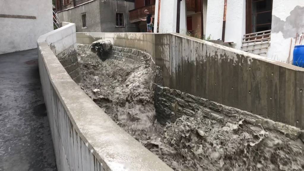 Zermatt: Bach führt Hochwasser