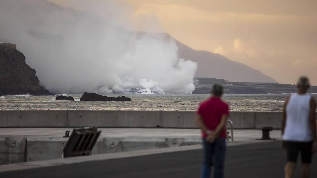 Eine gute Woche nach dem Vulkanausbruch auf der spanischen Kanareninsel La Palma ergießen sich die um die 1000 Grad heißen Lavaströme nun in das Meer. Foto: Kike Rincón/EUROPA PRESS/dpa
