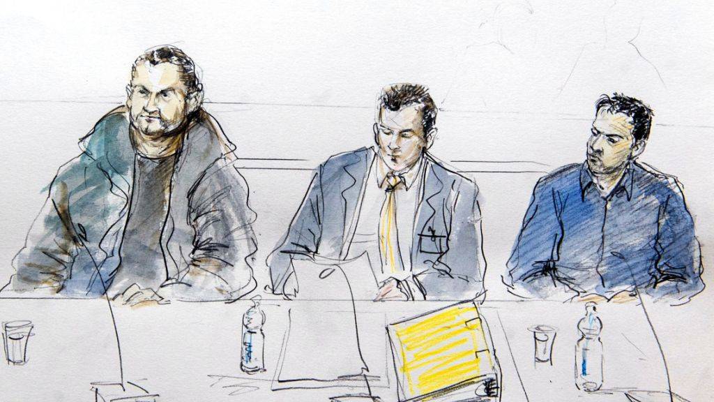 Zwei der vier Angeklagten und ihr Verteidiger vor dem Bundesstrafgericht in Bellinzona. Heute soll das Urteil gegen die mutmasslichen IS-Unterstützer fallen. (Archiv)