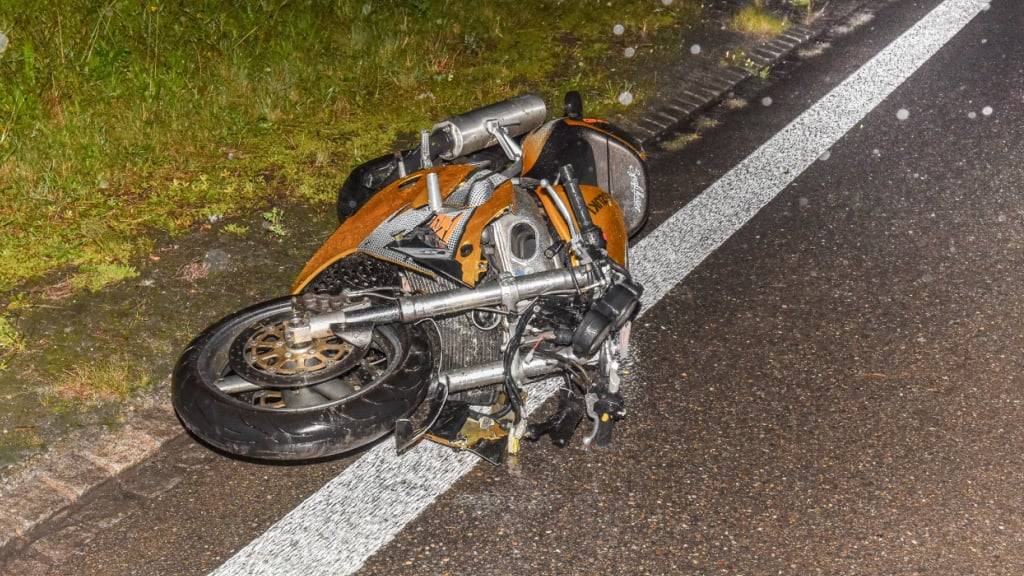 Wer von den beiden Personen das Motorrad lenkte, war zunächst unklar.