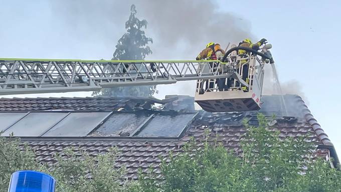Wegen Brand: Dach von Einfamilienhaus wurde teilweise entfernt