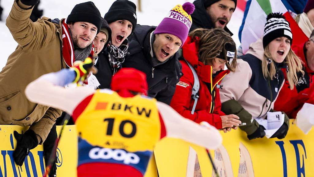 Alles Anfeuern der Fans nützte nichts: Valerio Grond scheitert beim Sprint in Davos wie alle anderen Schweizer auch bereits in den Viertelfinals