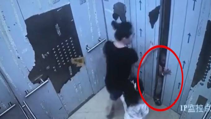 Lifttür in Wohngebäude klemmt zweijährigen Jungen ein 