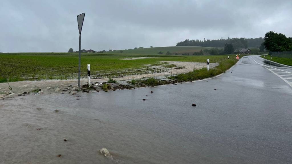 Die Blickensdorferstrasse in der Gemeinde Baar musste gesperrt werden.