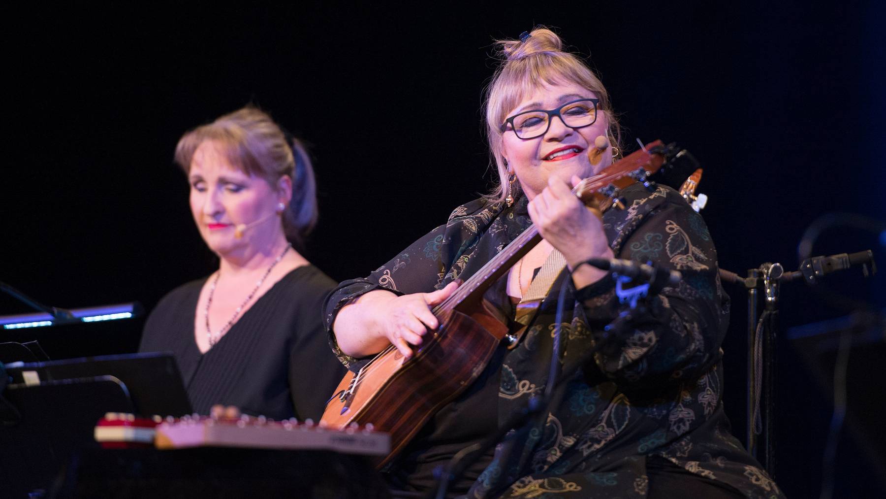 Dodo Hug (rechts) bei einem Auftritt 2018 im Theater Casino Zug.