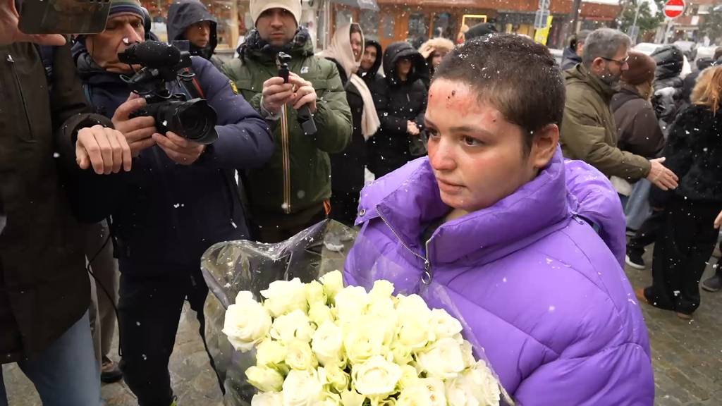 Emotionale Szene: Brandopfer legt in Crans-Montana Blumen nieder