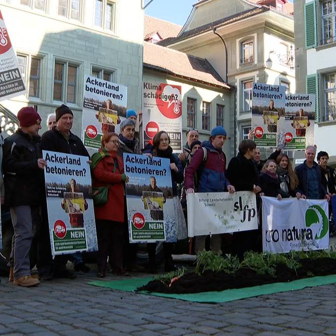 Mit Traktor und Karotten: Demonstration gegen Umfahrung Aarwangen