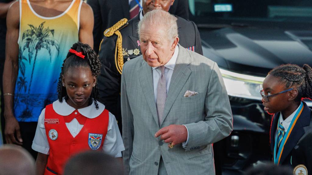Der britische König Charles III. wird von Schülern begleitet, als er die «Future Bahamas Youth Rally and Exhibition» im Clifford Park in Nassau auf den Bahamas verlässt. Foto: Tim Aylen/AP/dpa