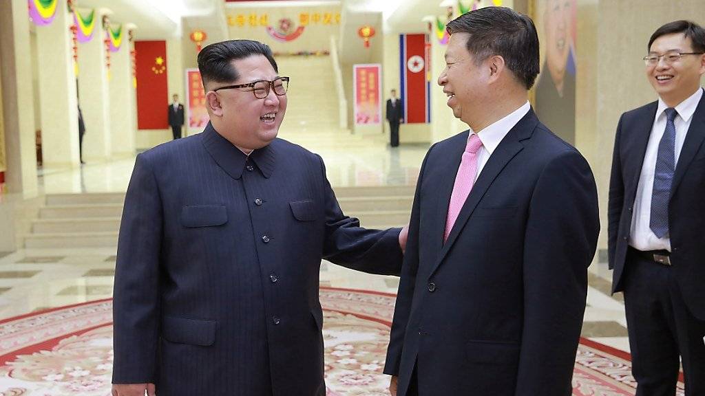Der nordkoreanische Machthaber Kim Jong Un mit dem chinesischen Politiker Song Tao.