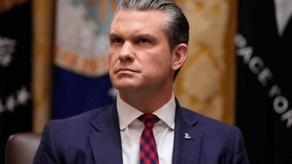 US-Verteidigungsminister Pete Hegseth hört zu, während US-Präsident Trump während einer Kabinettssitzung im Weißen Haus spricht. Foto: Julia Demaree Nikhinson/AP/dpa