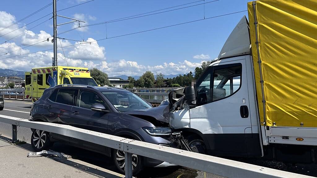 Der Lieferwagen kollidierte auf der Gegenfahrbahn mit dem Auto einer 66-Jährigen.