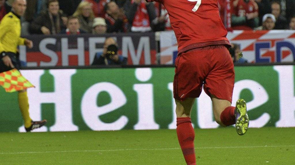 Der Ball im Netz, Robert Lewandowski dreht nach dem 1. Bayern-Tor gegen Arsenal jubelnd ab