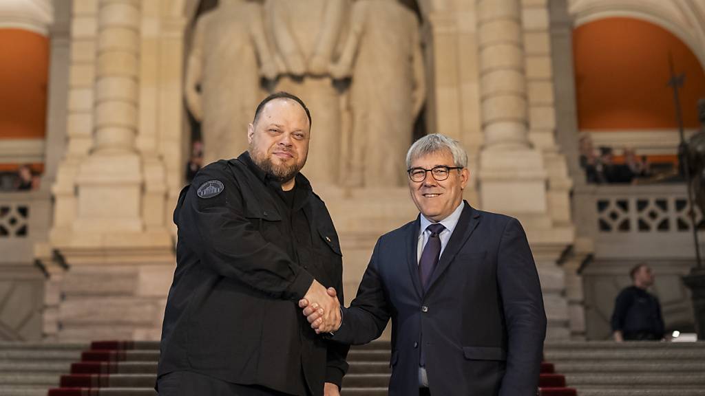Begrüssung des ukrainischen Parlamentspräsidenten Ruslan Stefantschuk durch den Nationalratspräsidenten Eric Nussbaumer. SVP-Fraktionschef Thomas Aeschi lieferte sich im Hintergrund ein Handgemenge mit der Bundespolizei.