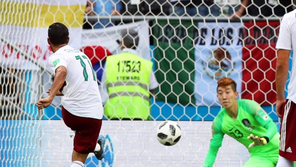 Carlos Vela bezwingt Südkoreas Goalie Jo Hyeon-Woo vom Penaltypunkt