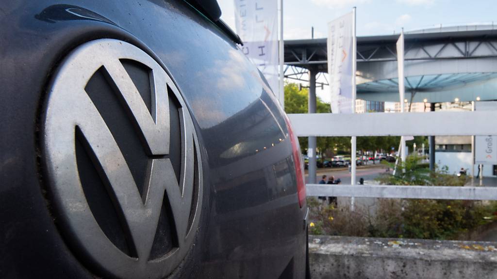 Ein Volkswagen parkt vor der Stadthalle Braunschweig. In der Stadthalle beginnt ein Strafprozess des Landgerichts Braunschweig gegen vier Angeklagte im VW-Abgasskandal. (Archivbild)