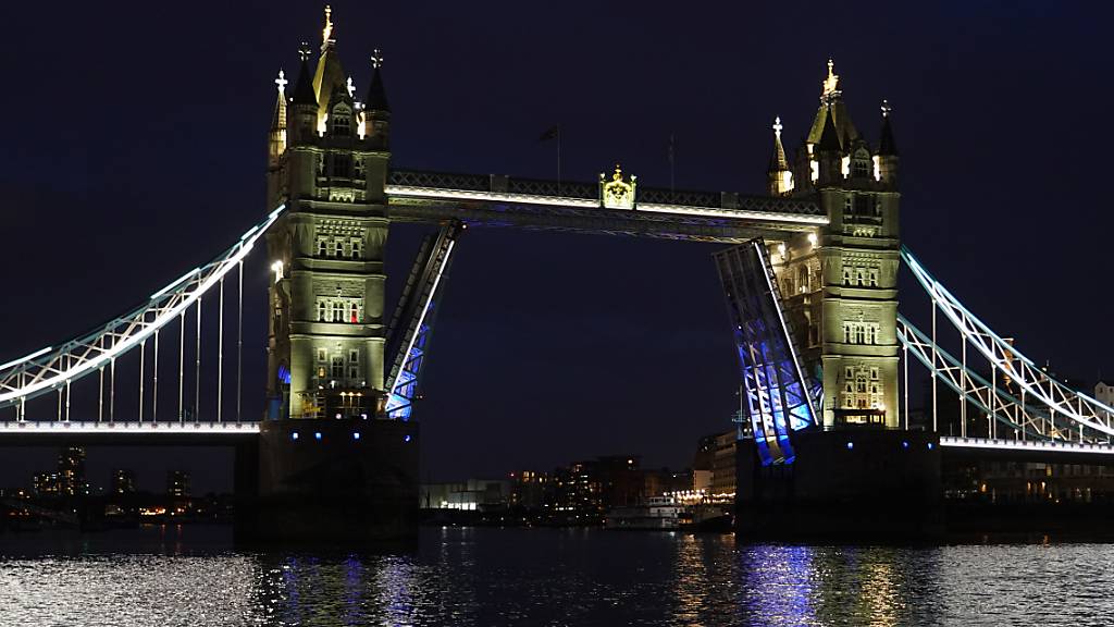 Die Tower Bridge im Zentrum Londons steckte aufgrund einer technischen Störung in vollständig geöffneter Position fest. 