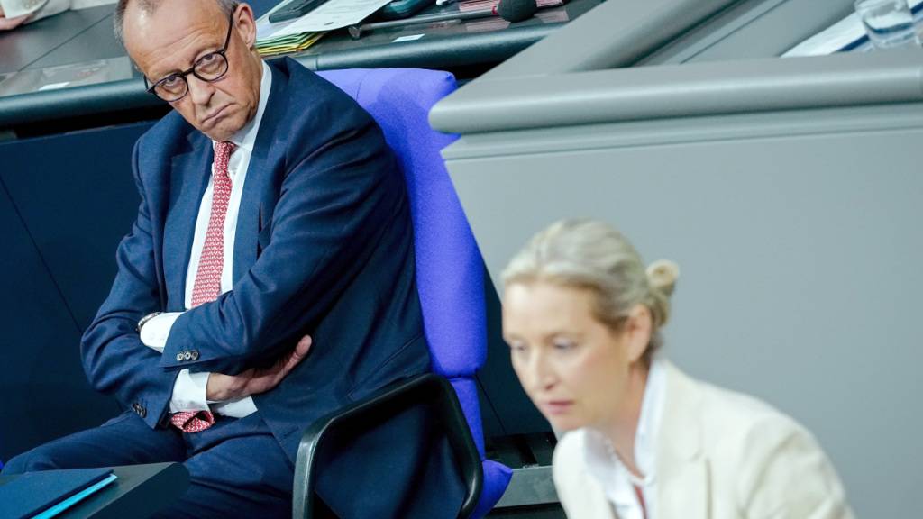 ARCHIV - Alice Weidel, Fraktionsvorsitzende der AfD, spricht in der Generaldebatte zum Haushalt im Plenum des Bundestags vor Bundeskanzler Friedrich Merz (CDU). Die Generaldebatte ist der Höhepunkt der Haushaltswoche im Bundestag. Foto: Kay Nietfeld/dpa