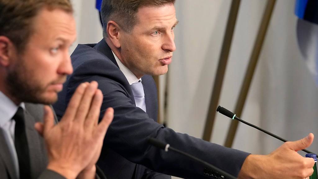 Margus Tsahkna, Außenminister von Estland, und Hanno Pevkur, Verteidigungsminister von Estland, nehmen an einer Pressekonferenz über eine beschädigte Pipeline in der Ostsee teil. Foto: Sergei Grits/AP/dpa