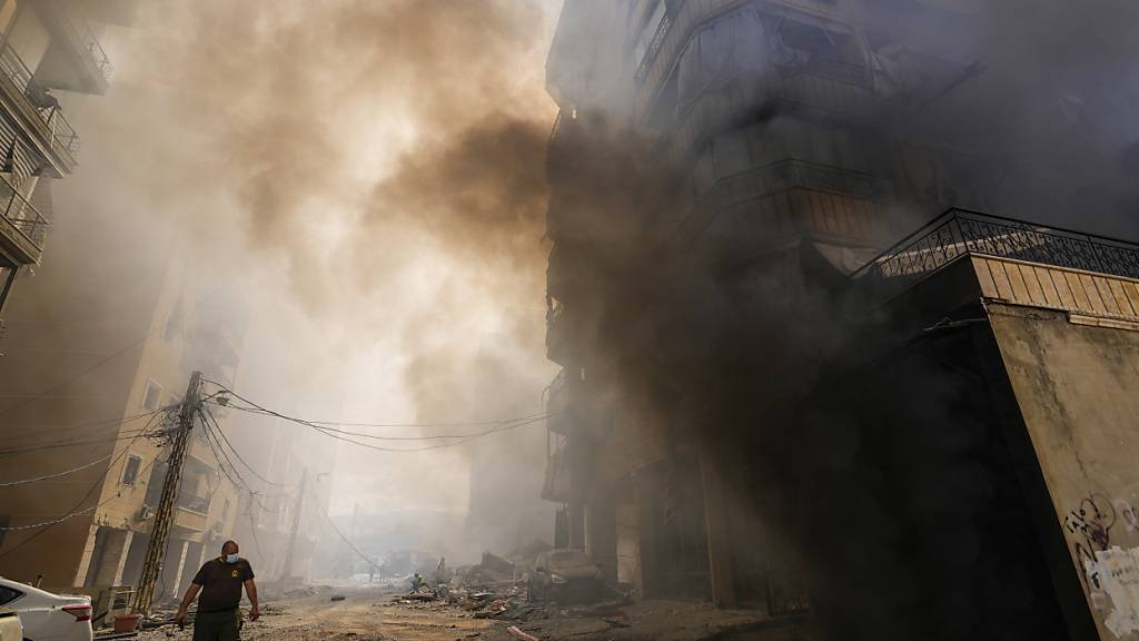 Rauch steigt vom Ort eines israelischen Luftangriffs in Dahiyeh, Beirut, Libanon, auf. Foto: Hassan Ammar/AP/dpa