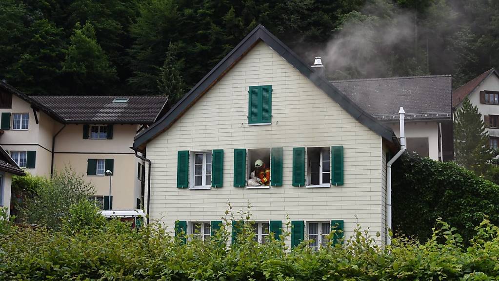 Nach dem Brand am Montagmorgen ist das Haus in Pfäfers SG vorübergehend unbewohnbar.