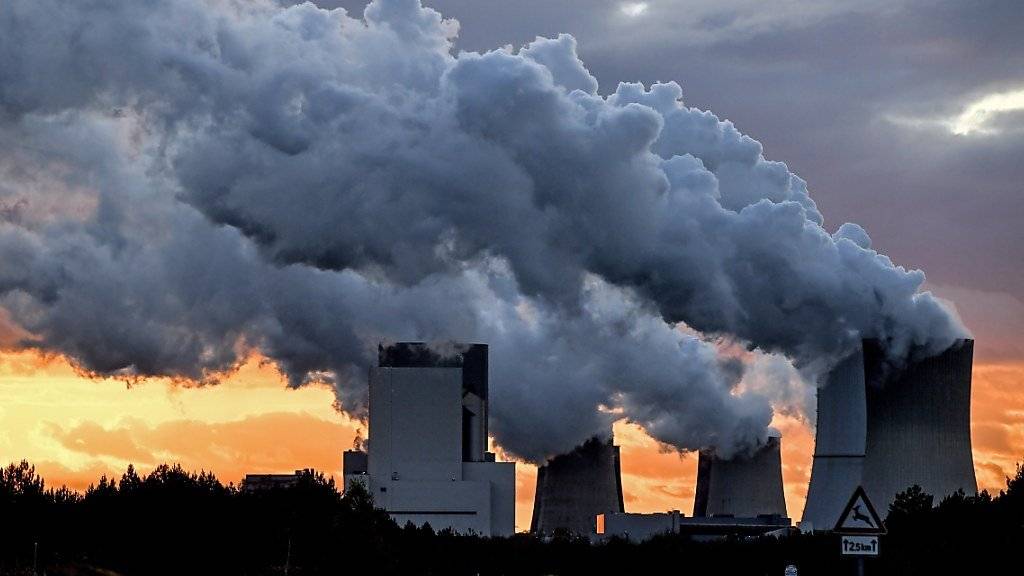 Die Bemühungen der einzelnen Länder zur Senkung von Treibhausgasen müssen noch massiv verstärkt werden, wie das jüngste Länderranking zeigt. Im Bild Kühltürme des deutschen Kohlekraftwerks Boxberg (Archiv)