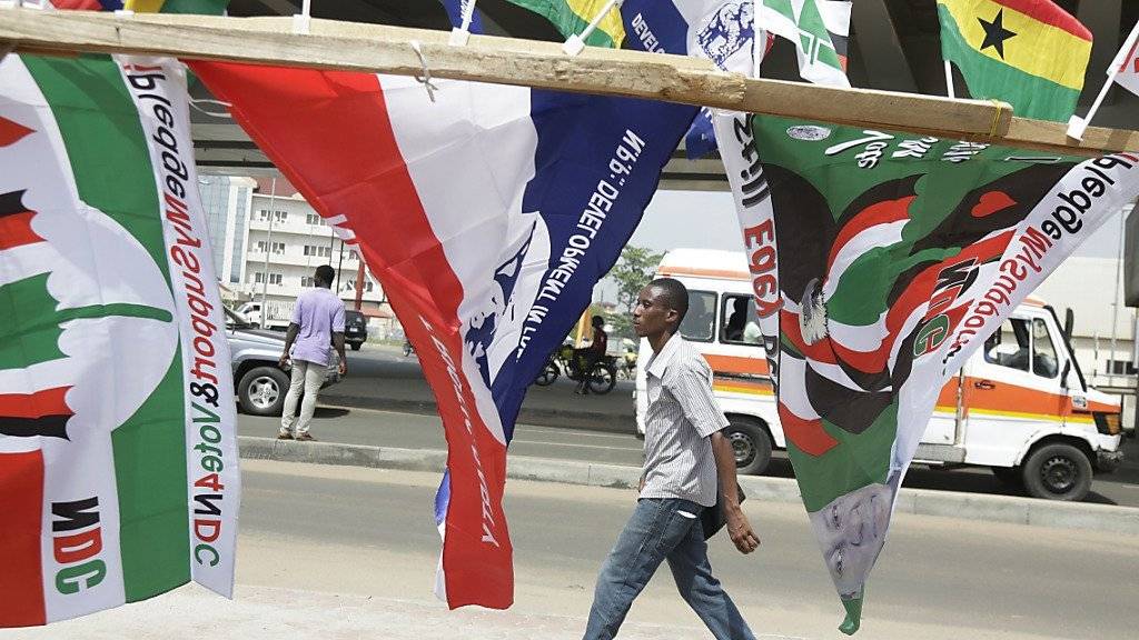 Fahnen der politischen Parteien während des Wahlkampfs in der Hauptstadt Accra (Archiv)