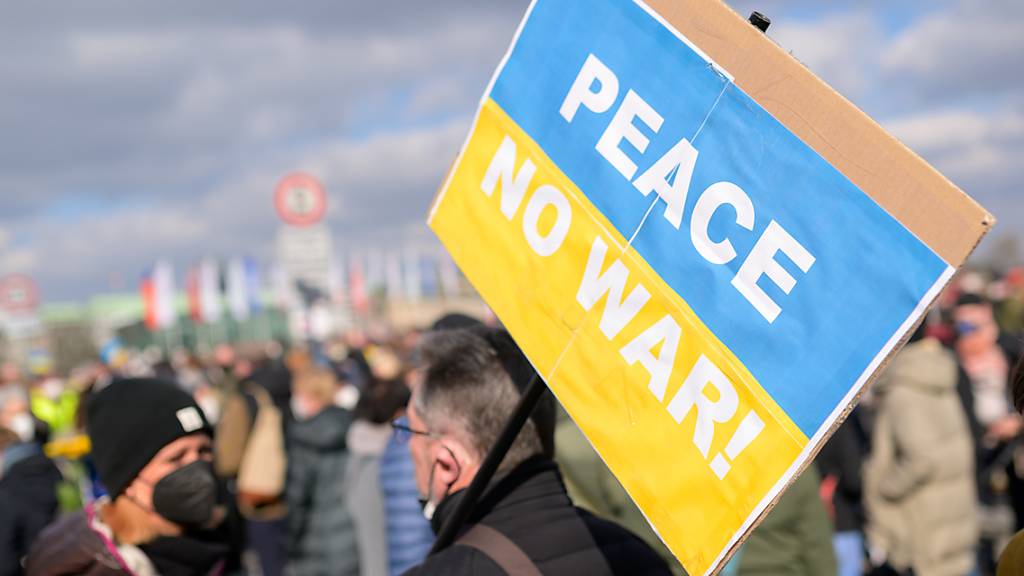 Tausende demonstrieren erneut gegen Krieg in der Ukraine