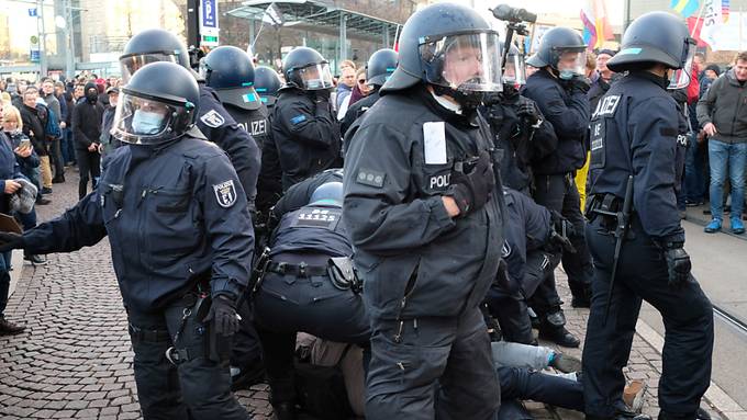 Polizei nimmt 24 Personen aus rechter Szene in Leipzig in Gewahrsam