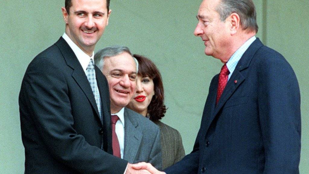 Frankreichs damaliger Präsident Jacques Chirac (Rechts) zeichnete 2001 den syrischen Staatschef Baschar al-Assad mit dem Grosskreuz der französischen Ehrenlegion aus. (Symbol)
