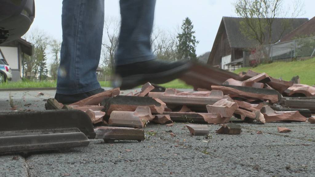 Fahrerflucht: Unbekannte Person zerstört das Dach eines Bauernhauses in Oberkulm