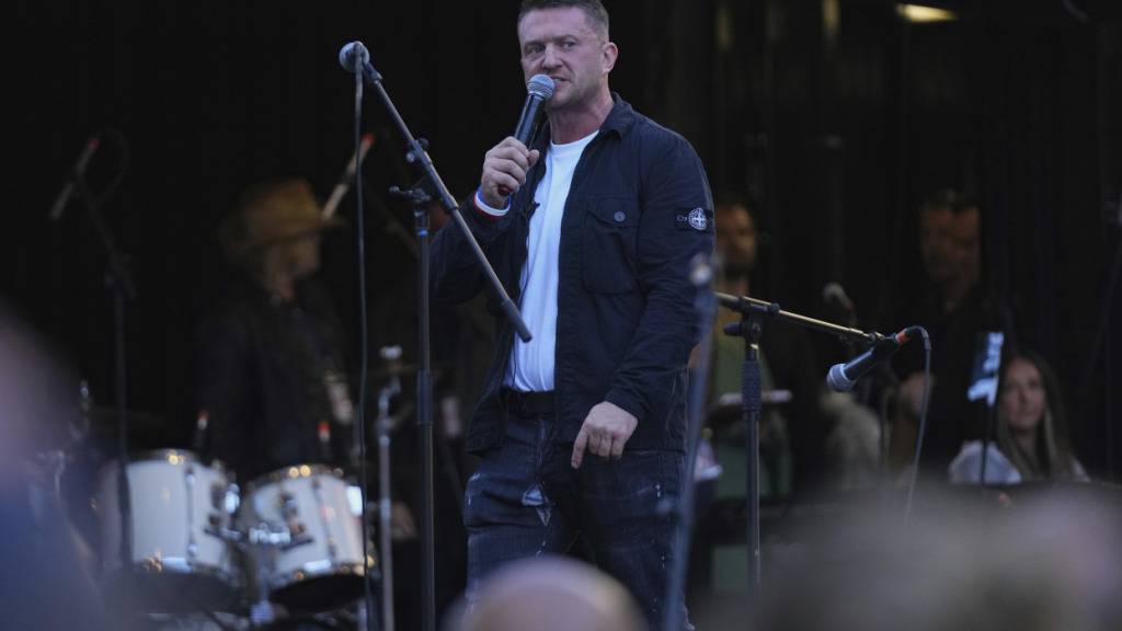 Tommy Robinson spricht während des Marsches und der Kundgebung von Unite the Kingdom in der Nähe von Westminster. Der rechtsextreme Robinson hatte zu dem Marsch und der Kundgebung unter dem Motto «Unite the Kingdom» aufgerufen. Foto: Joanna Chan/AP/dpa