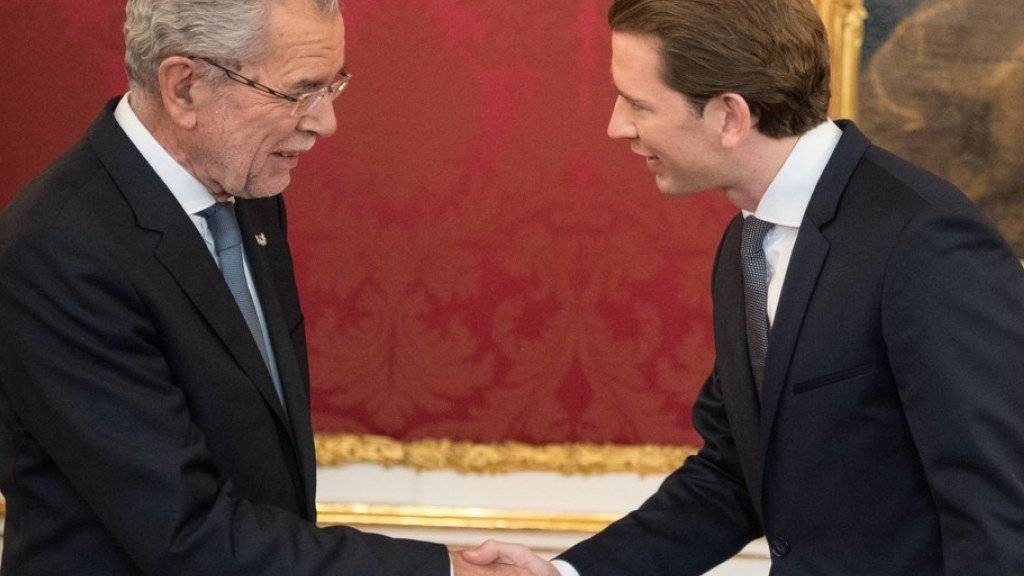 Er ist am Ziel: Sebastian Kurz (rechts) erhält als Wahlsieger vom österreichischen Bundespräsidenten Alexander Van der Bellen den Auftrag zur Regierungsbildung.