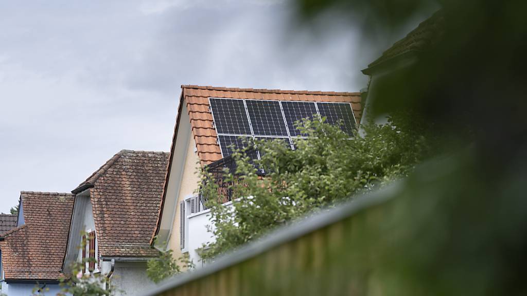 Sonnenkollektoren auf dem Dach eines Hauses in Unterengstringen. (Archiv)