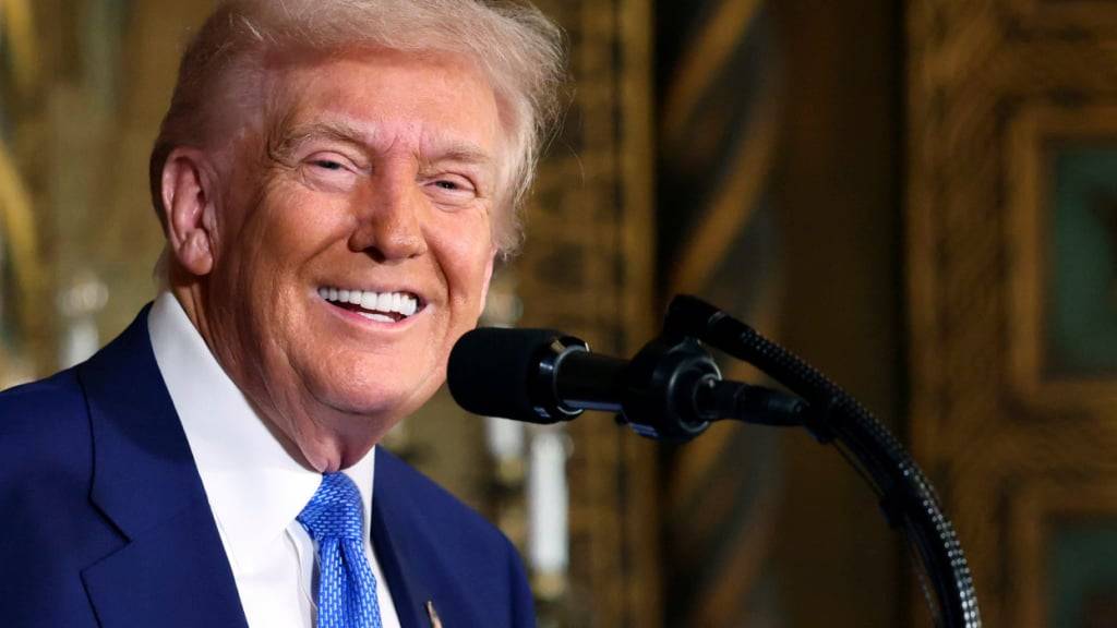 ARCHIV - US-Präsident Donald Trump spricht in seinem Anwesen Mar-a-Lago. Foto: Uncredited/Pool/dpa/Archivbild