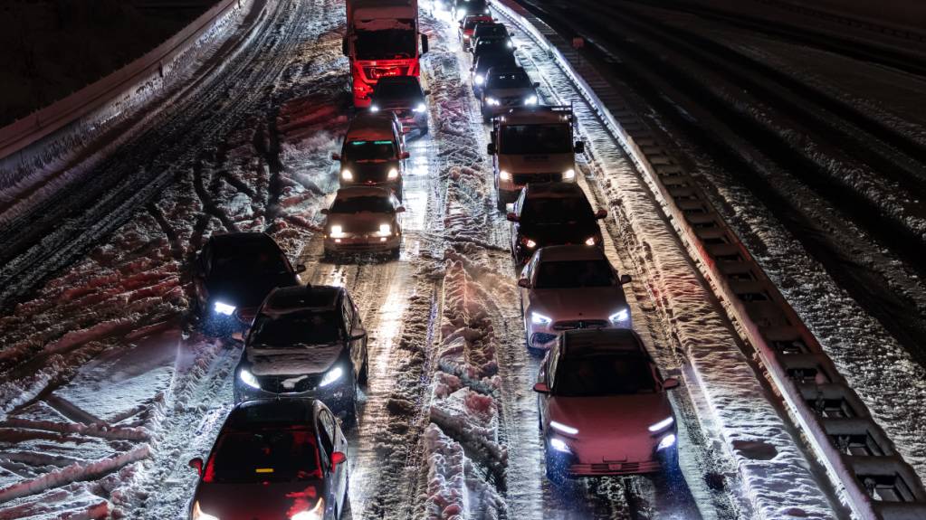 Autos stauen sich auf der Autobahn A14 auf der Höhe von Buchrain in Richtung Luzern. (Archivbild)