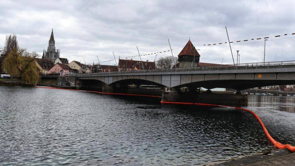 Feuerwehr sperrt Schiffsverkehr auf dem Seerhein bei Konstanz D