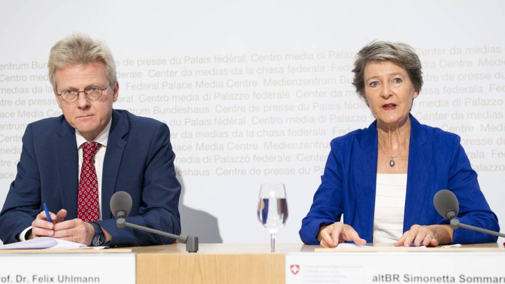 KHBK-Präsidentin Simonetta Sommaruga und Vizepräsident Felix Uhlmann an der Medienkonferenz in Bern.
