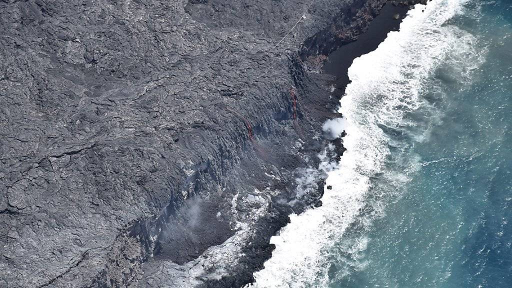 Nach dem Ausbruch des Vulkans Kilauea fliesst Lava in Hawaii direkt in den Pazifik.
