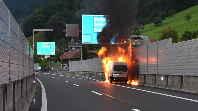 Auf der A2 stand ein Lieferwagen in Flammen 