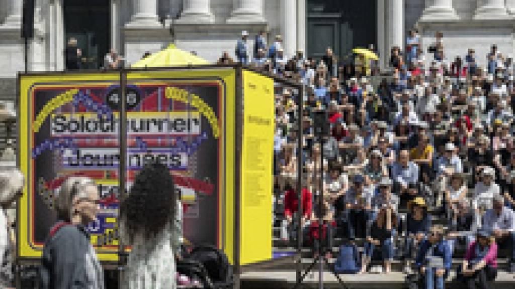 Am Fuss der St. Ursen-Kathedrale versammeln sich Hunderte zur Lesung «en plein air»: Schönes Wetter und ein Programm mit 74 Schreibenden verhalfen den Solothurner Literaturtagen zu einem Rekord mit rund 18'500 Eintritten. Am Sonntag ist die 46. Ausgabe zu Ende gegangen.