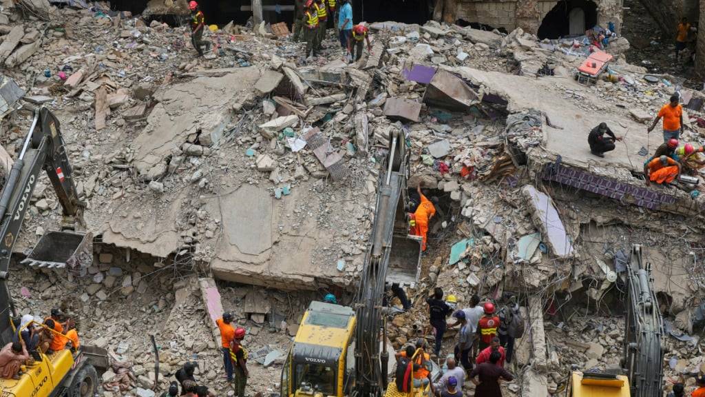 Rettungskräfte räumen mit schwerem Gerät die Trümmer eines eingestürzten mehrstöckigen Gebäudes weg, um nach Überlebenden und Opfern zu suchen. Foto: Fareed Khan/AP/dpa