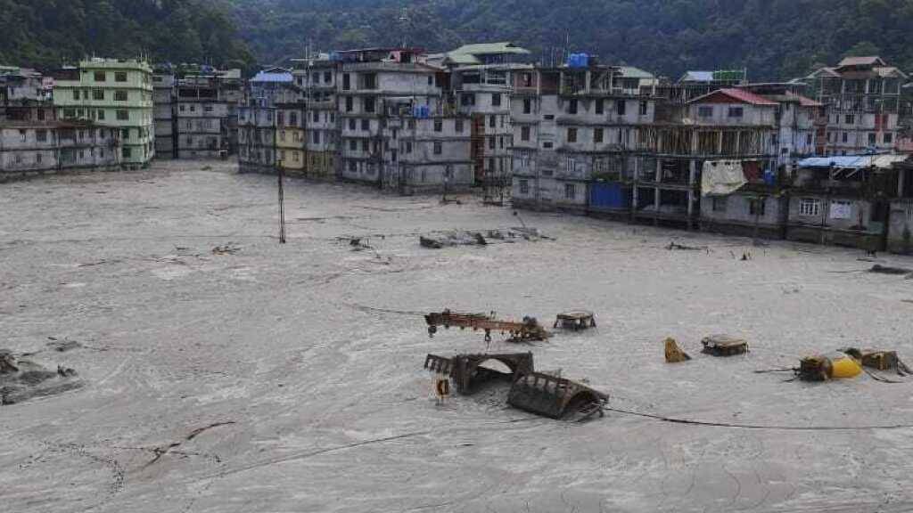 Nach einer verheerenden Sturzflut in Indien werden weiterhin Dutzende Menschen vermisst. Foto: Prakash Adhikari/AP/dpa