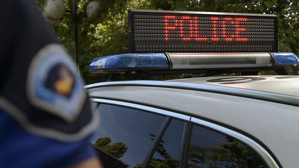Mit 132 Kilometern pro Stunde war ein Genfer Polizist in der 50er-Zone unterwegs. Dafür kassiert er nun ein Jahr Gefängnis bedingt. (Symbolbild)
