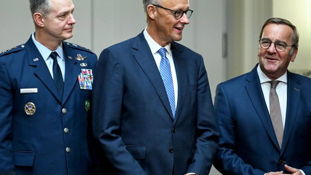 dpatopbilder - Alexus G. Grynkewich (l-r), US-amerikanischer Generalleutnant und Oberbefehlshaber der Nato-Truppen in Europa, Bundeskanzler Friedrich Merz (CDU) und Verteidigungsminister Boris Pistorius (SPD). Foto: Britta Pedersen/dpa