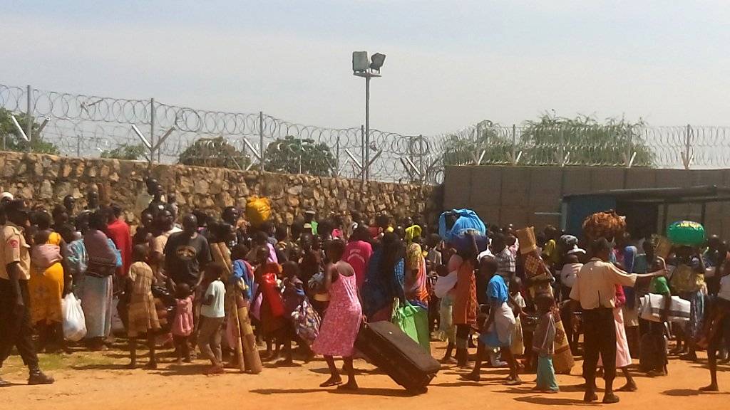 Tausende suchen Zuflucht vor den Kämpfen in Juba. Nun hat der Präsident eine sofortige Waffenruhe angeordnet.